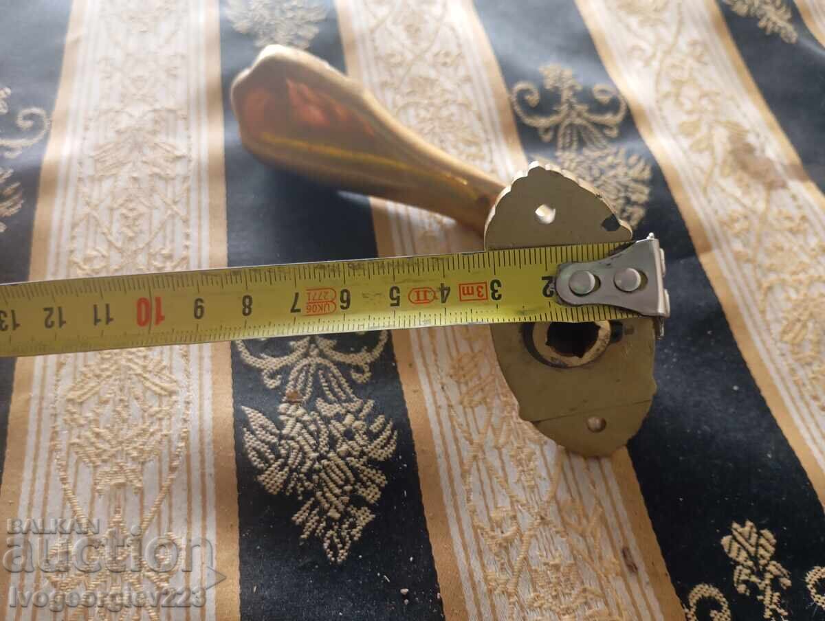 Δημοπρασία μπαρόκ λαβή παραθύρου με ασπίδα