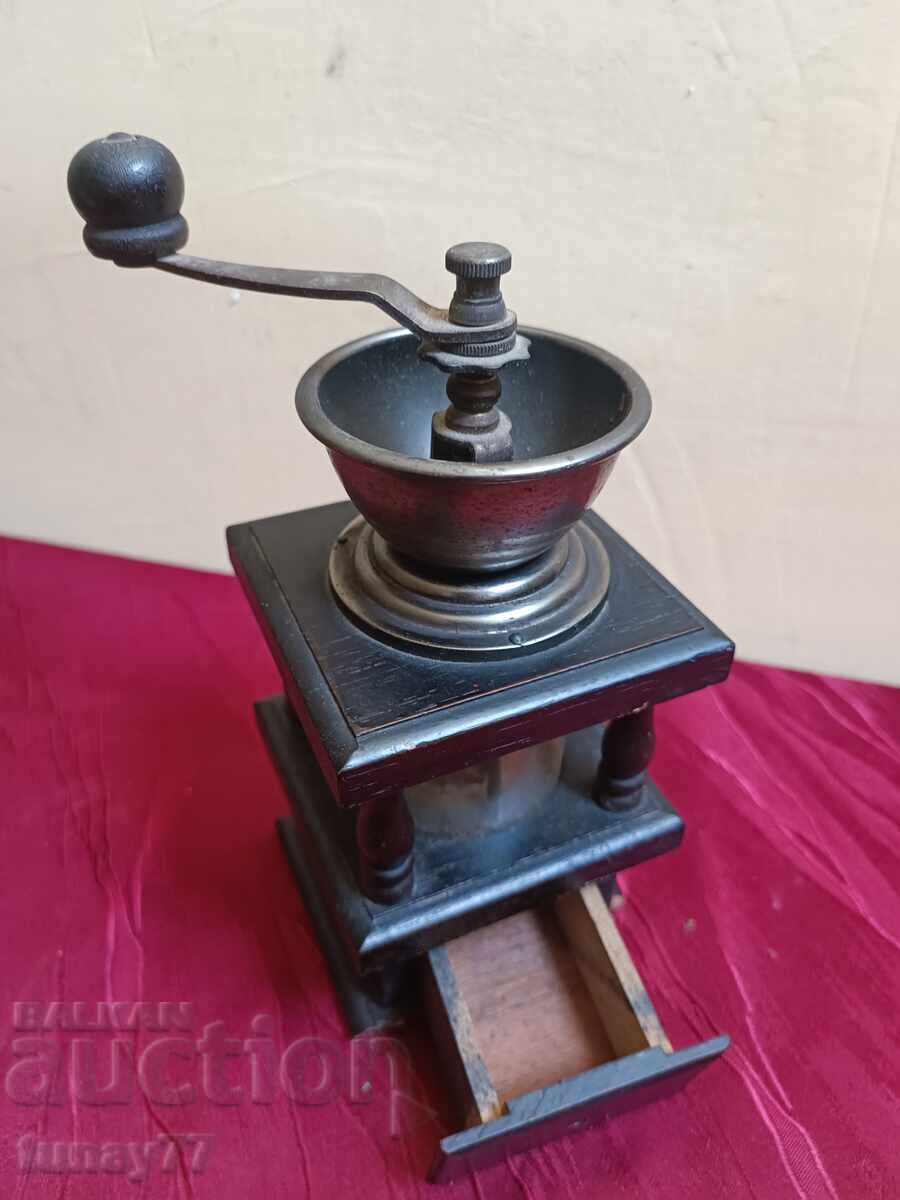 Винтиж дървена мелница Рядка колекция декор с цена 26.58 лв. | € 13.59 Винтиж дървена мелница Рядка колекция декор с цена 26.58 лв. | € 13.59