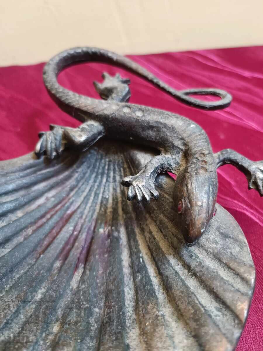 Antique bronze item - ashtray or something else with price 16.00 BGN | € 8.18 Antique bronze item - ashtray or something else with price 16.00 BGN | € 8.18