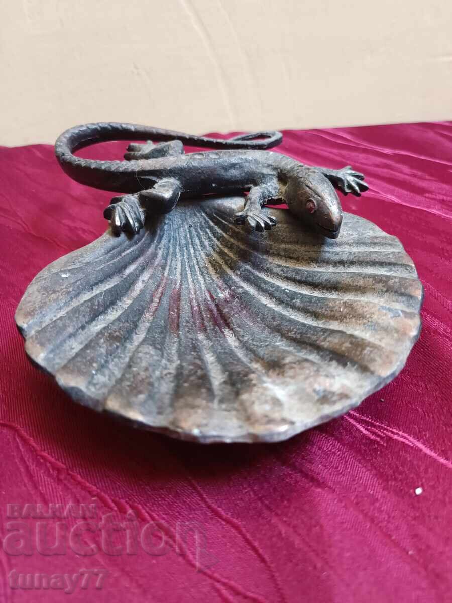 Delivery of Antique bronze item - ashtray or something else Delivery of Antique bronze item - ashtray or something else