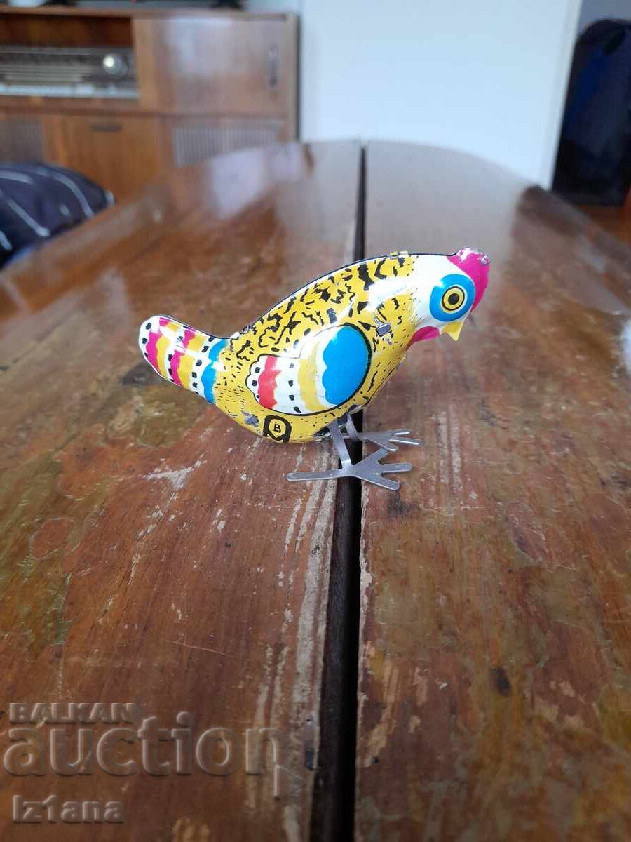 Cocoș metalic vechi, sărind