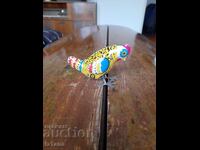 Cocoș metalic vechi, sărind