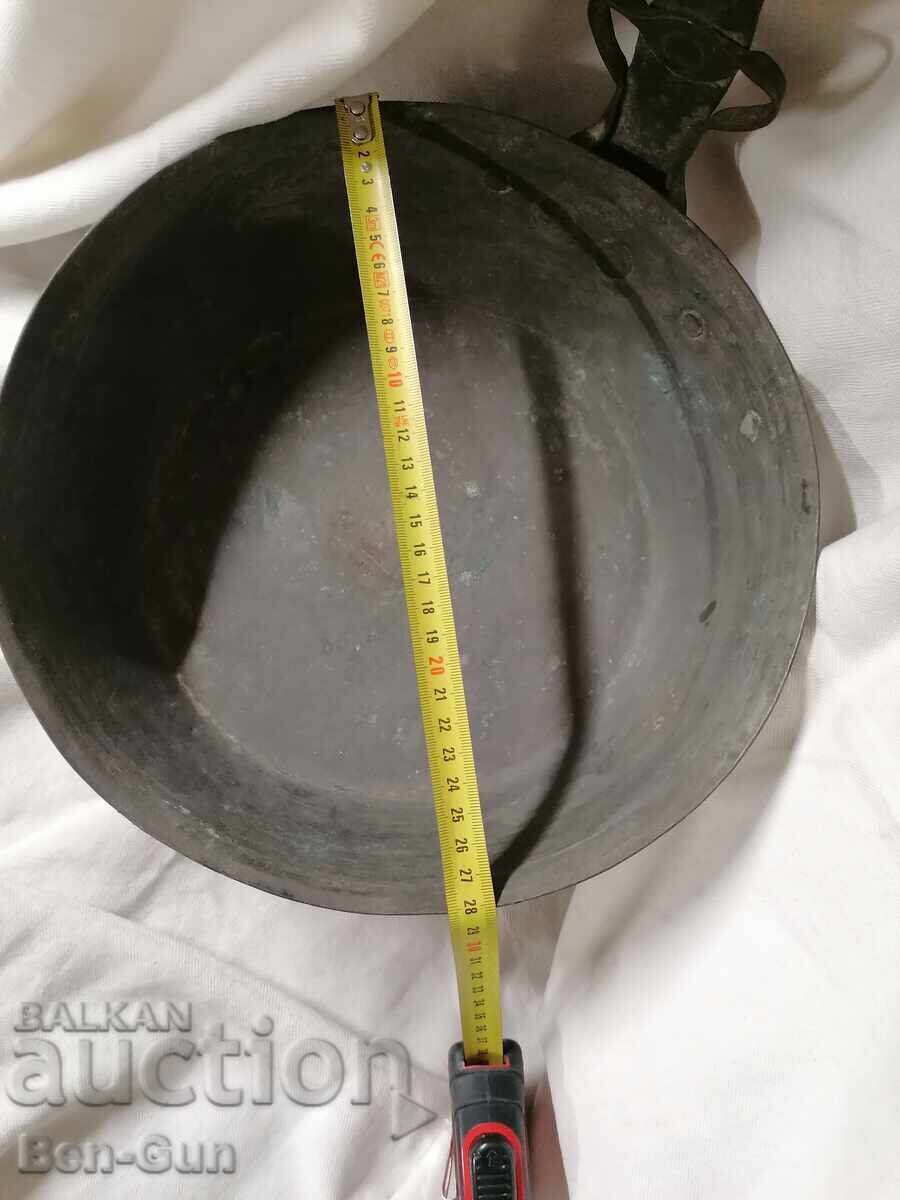 Старинен меден тиган с цена € 63.91 | 125.00 лв.