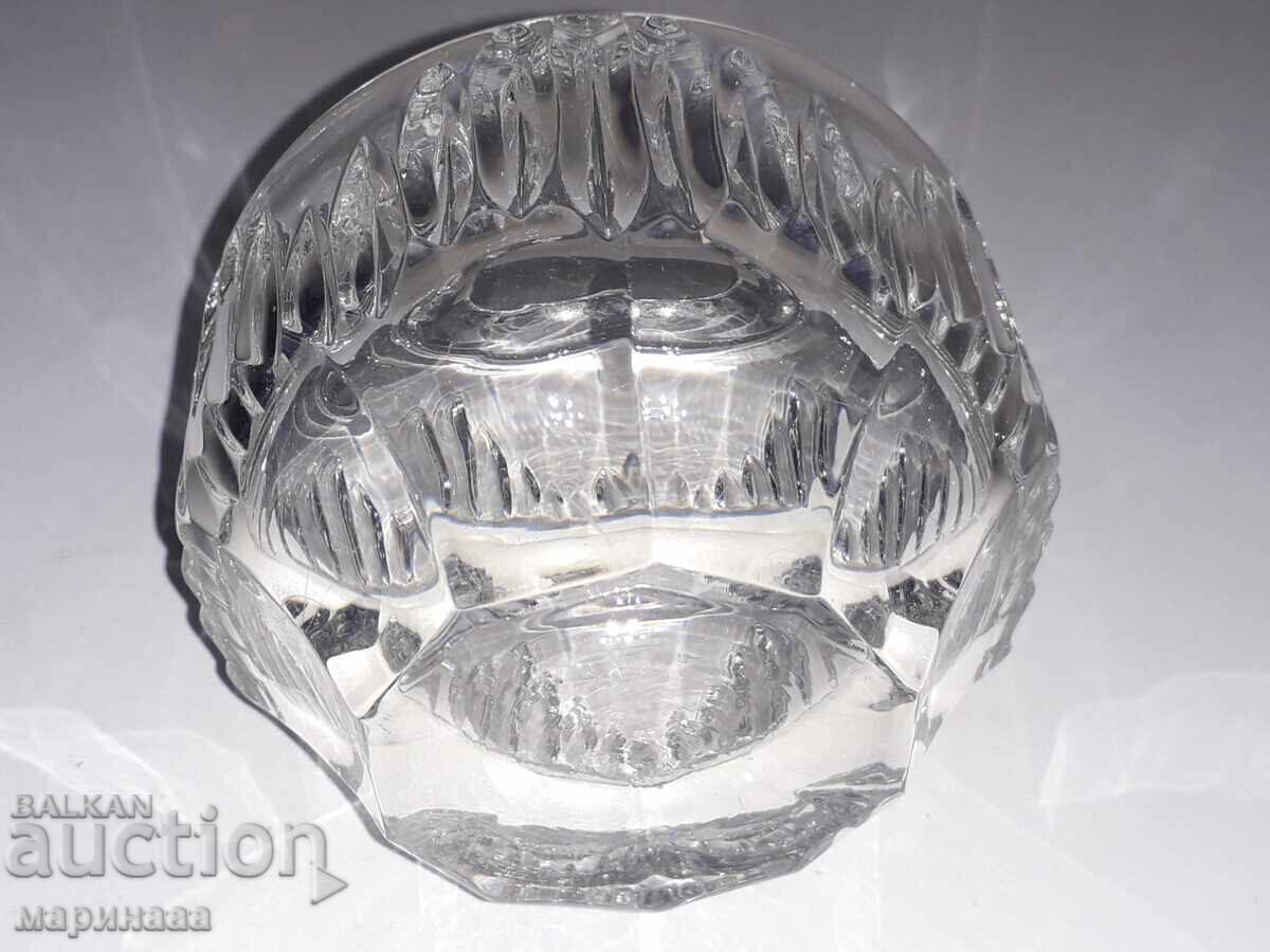 VAZĂ MASIVĂ. CRISTAL cu preț 6.00 BGN | € 3.07