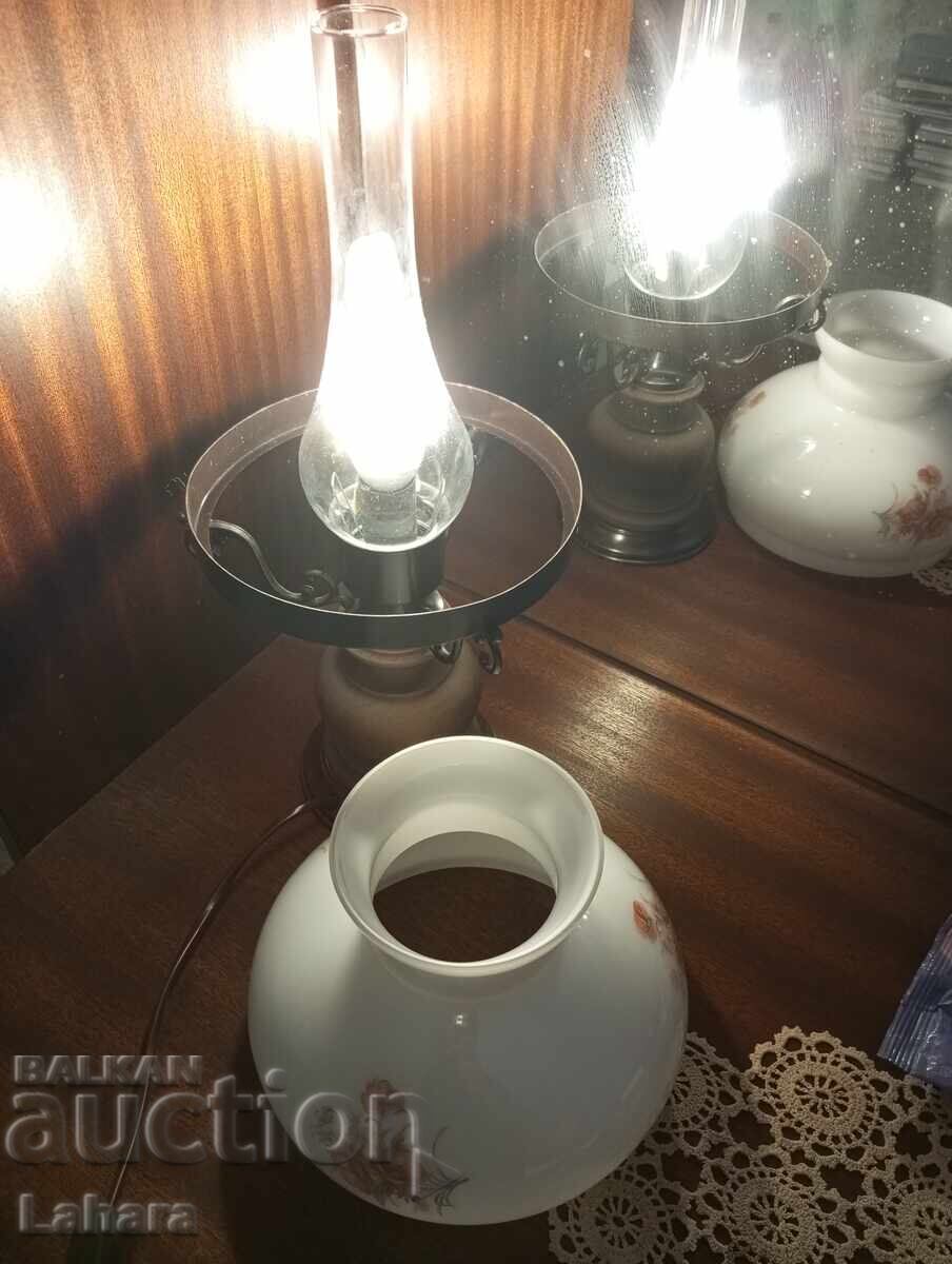 Auction Beautiful nightstand, table lamp Auction Beautiful nightstand, table lamp