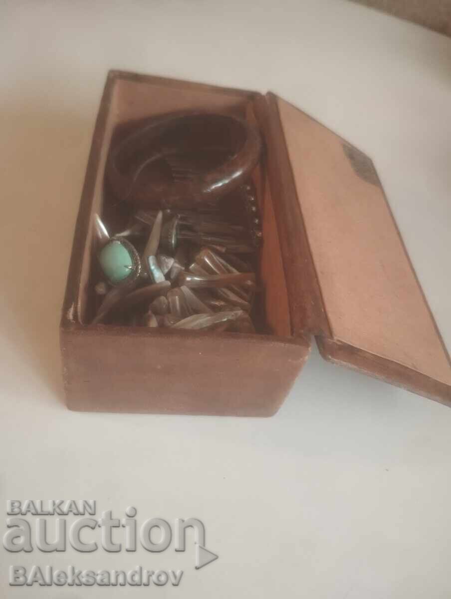 Стара кожена кутия с бижута с цена 11.00 лв. | € 5.62 Стара кожена кутия с бижута с цена 11.00 лв. | € 5.62