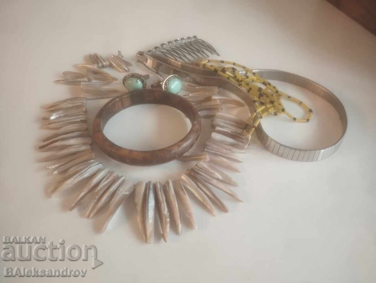 Аукцион Стара кожена кутия с бижута Аукцион Стара кожена кутия с бижута