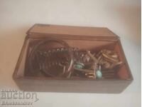 Cutie veche din piele cu bijuterii