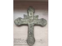 Cruce mare forjată din epoca Renașterii, sculptată