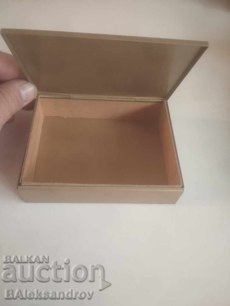 Παλιό τσίγκινο κουτί με τιμή € 2.20 | 4.30 BGN