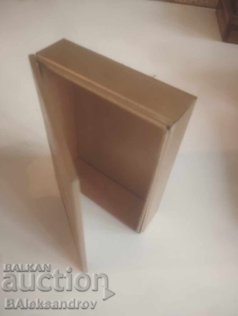 Auction  Old tin box