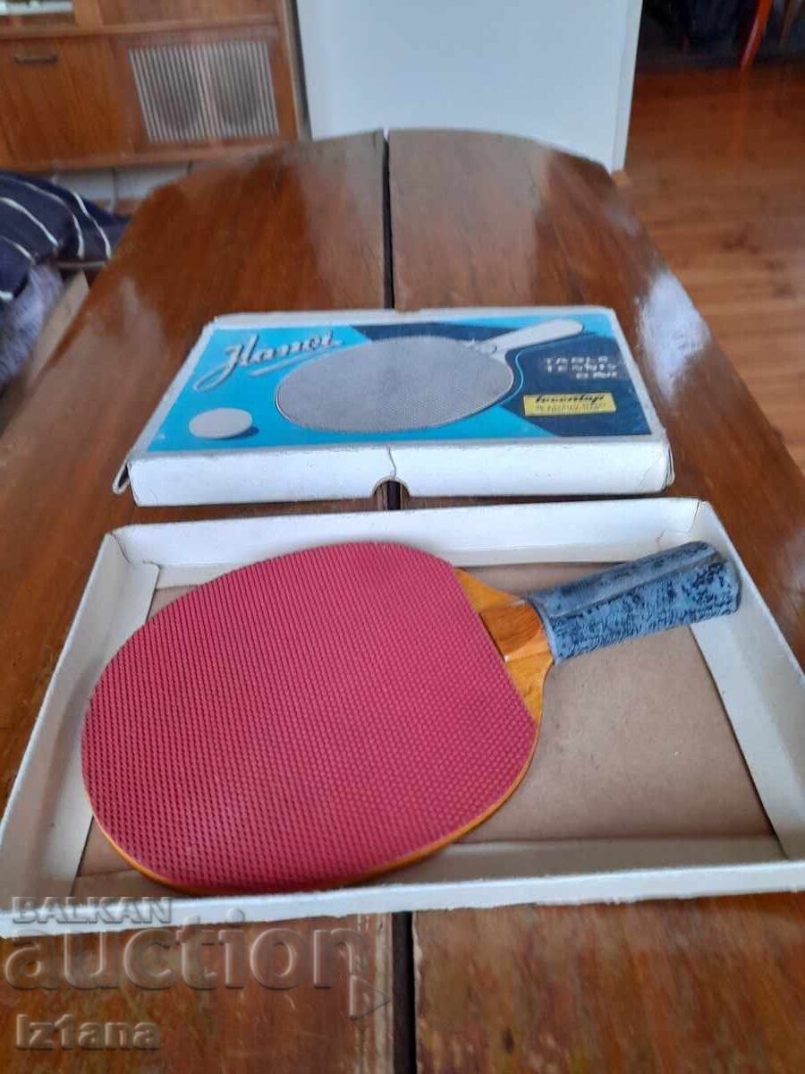 Veche paletă de tenis de masă vietnameză cu preț 32.00 BGN | € 16.36