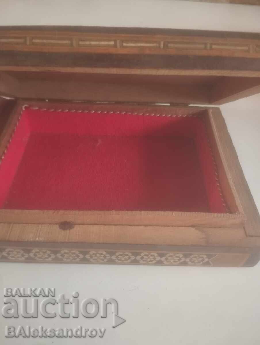 Old wooden box richly inlaid - 5