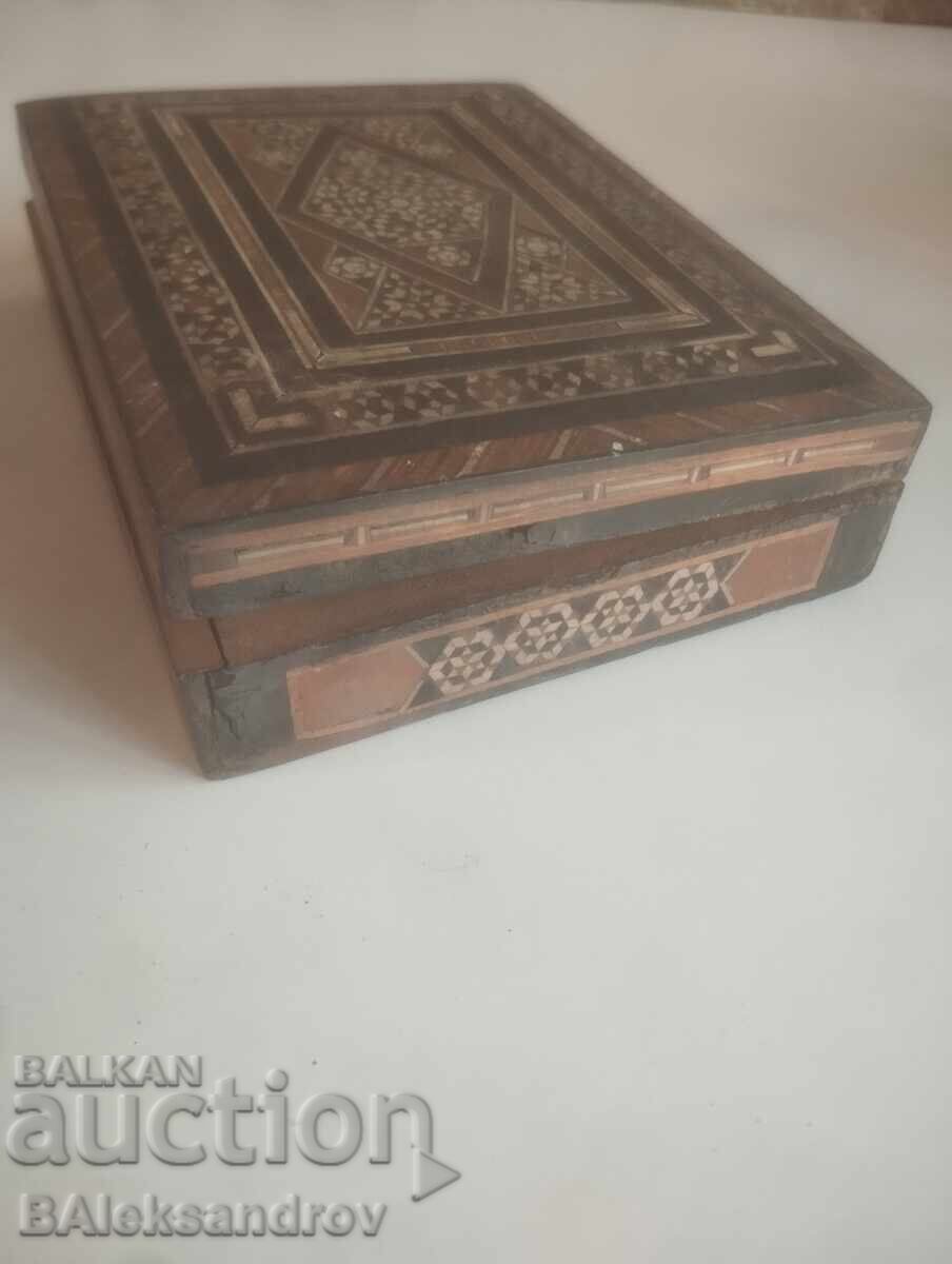 Old wooden box richly inlaid - 6