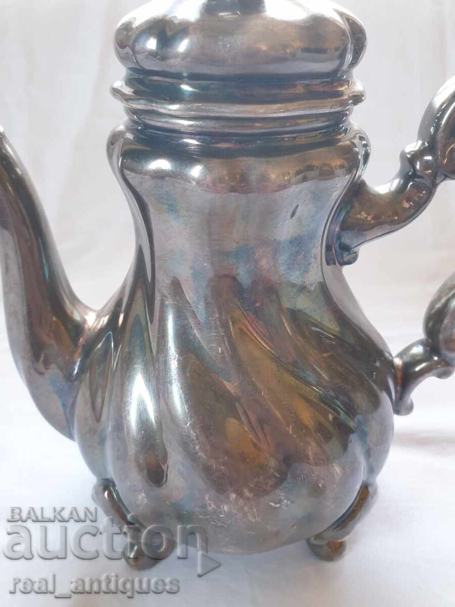 Ceainic din porțelan placat cu argint cu preț 53.00 BGN | € 27.10 Ceainic din porțelan placat cu argint cu preț 53.00 BGN | € 27.10