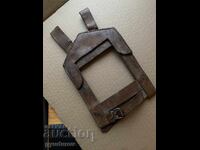 Shoulder blade carrier