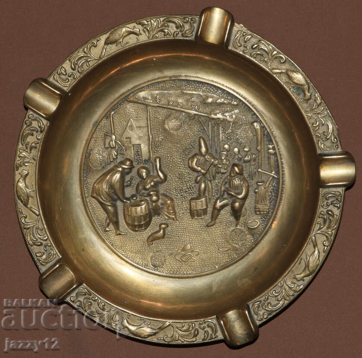 Βαρύ διακοσμητικό ορειχάλκινο τασάκι με τιμή 110.00 BGN | € 56.24