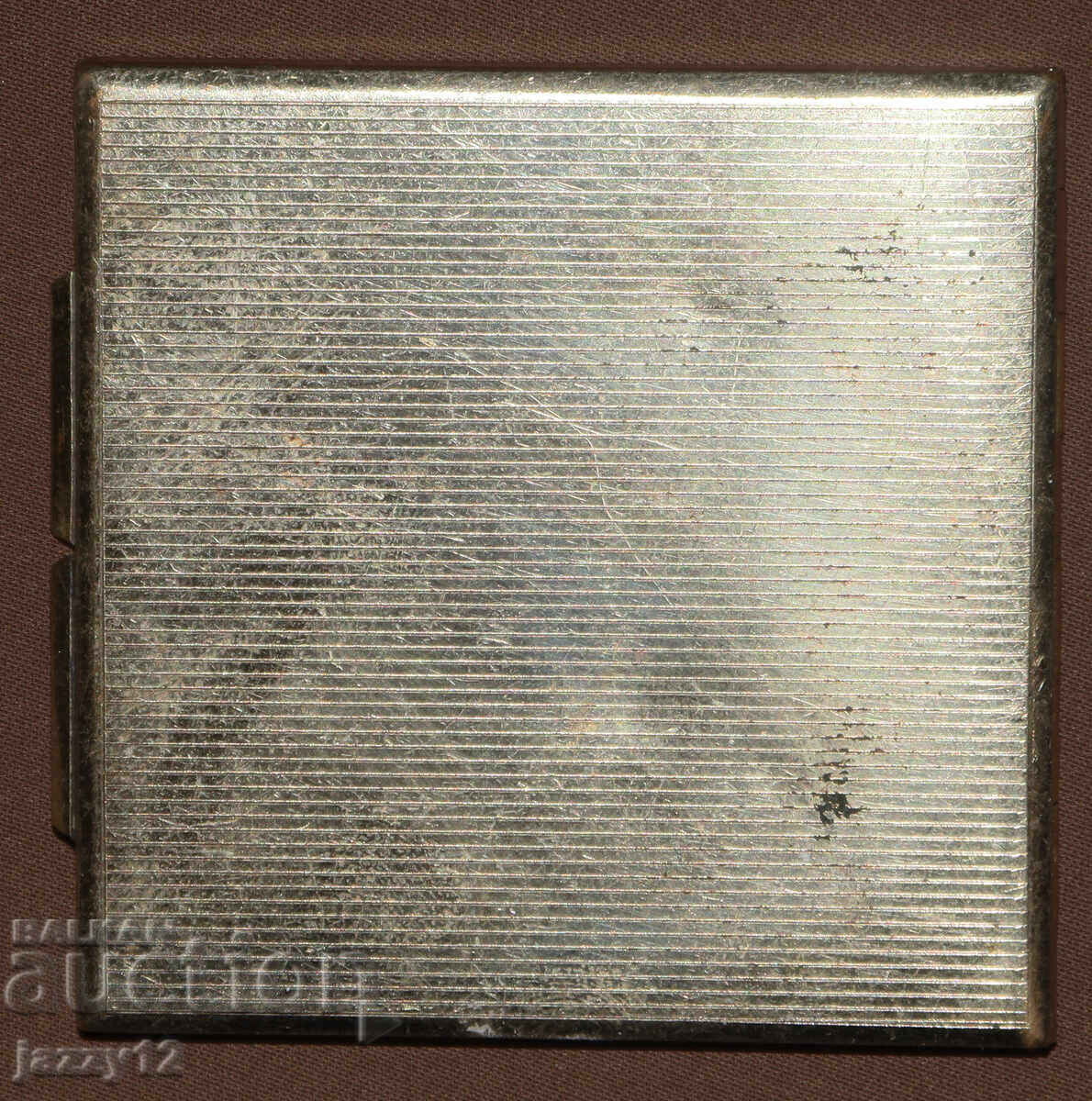 Παράδοση Παλιά ορειχάλκινη πούδρα με καθρέφτη