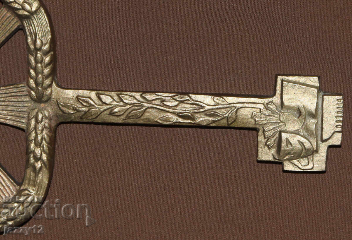 Delivery of Decorative Bronze Key Sculpture General Toshevo Delivery of Decorative Bronze Key Sculpture General Toshevo