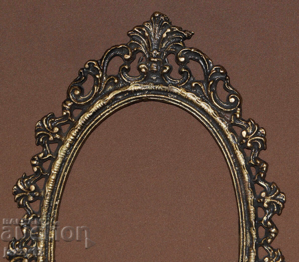 Delivery of Old bronze decorative picture frame