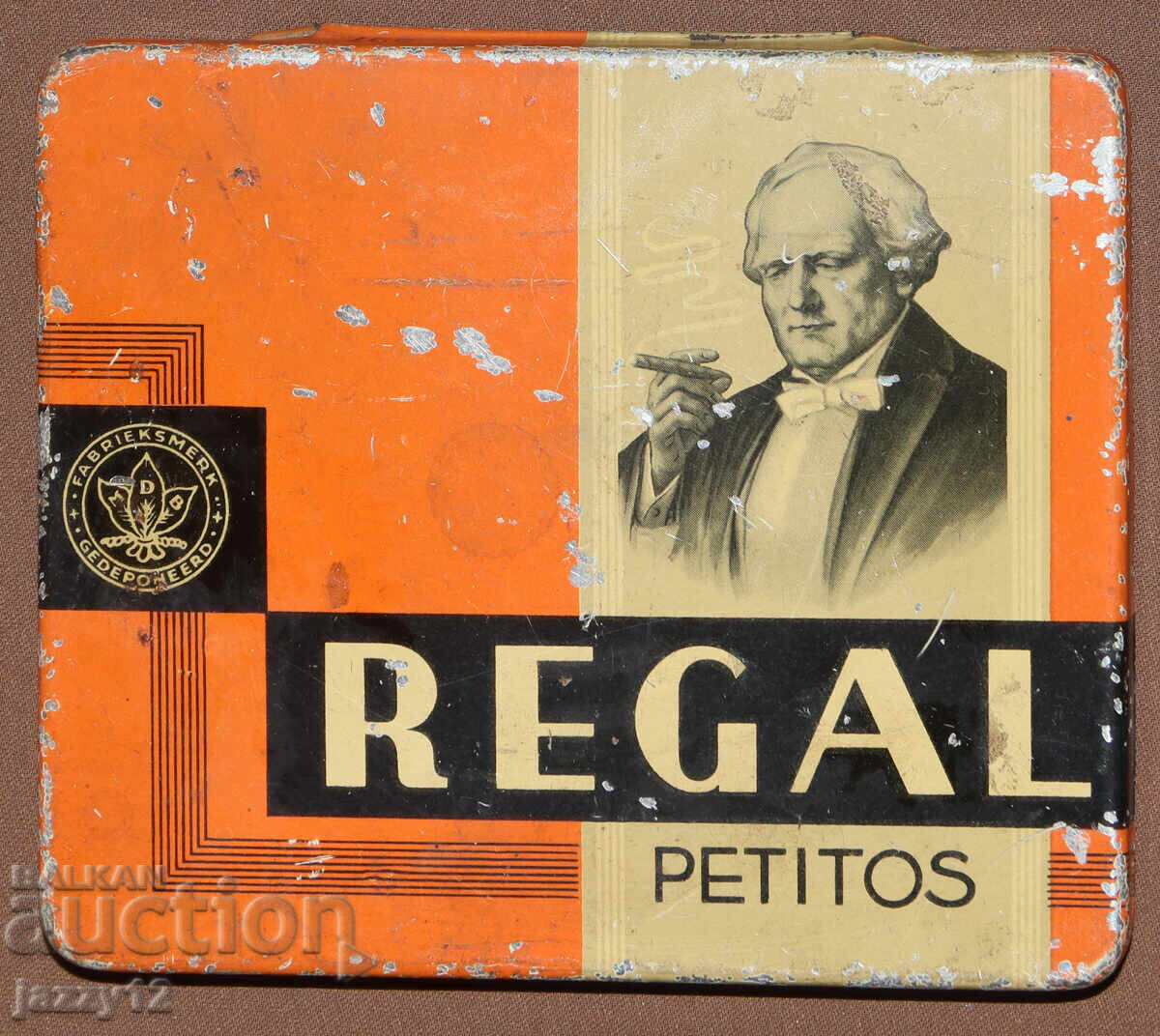 Old lithographed tin box of Regal Petitos cigarettes with price 80.00 BGN | € 40.90 Old lithographed tin box of Regal Petitos cigarettes with price 80.00 BGN | € 40.90