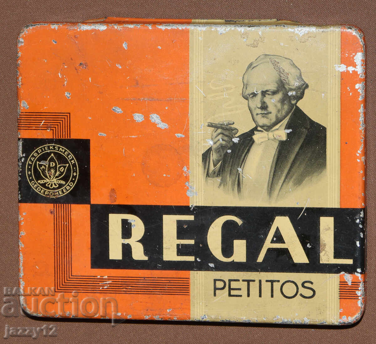 Auction Old lithographed tin box of Regal Petitos cigarettes Auction Old lithographed tin box of Regal Petitos cigarettes