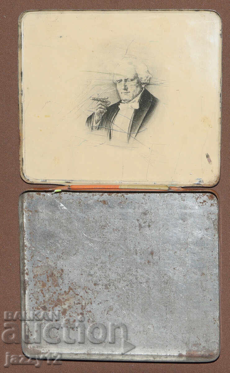 Old lithographed tin box of Regal Petitos cigarettes - 5 Old lithographed tin box of Regal Petitos cigarettes - 5