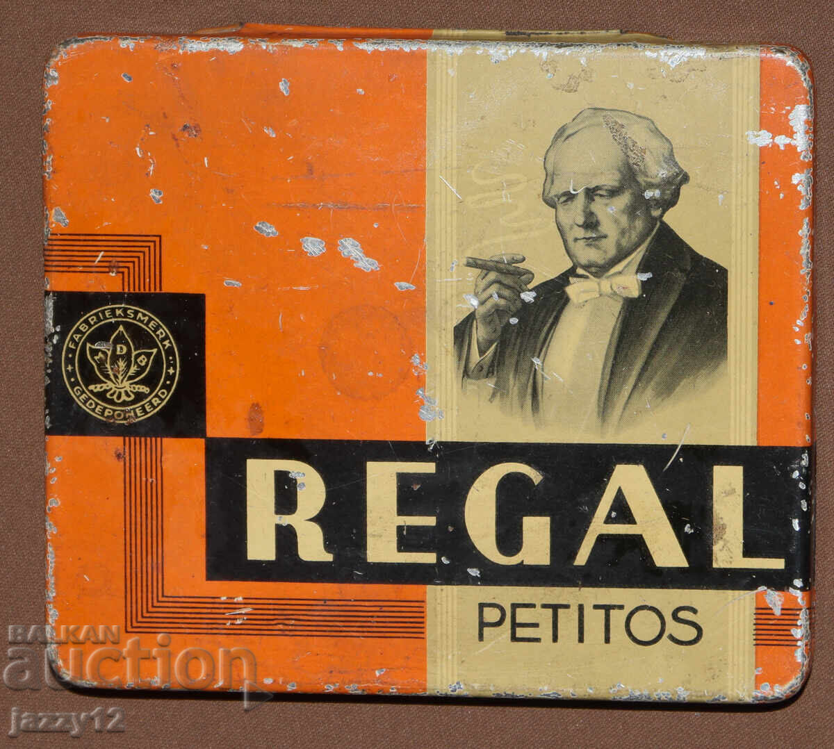 Old lithographed tin box of Regal Petitos cigarettes Old lithographed tin box of Regal Petitos cigarettes