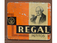 Cutie de tablă litografiată veche pentru țigări Regal Petitos