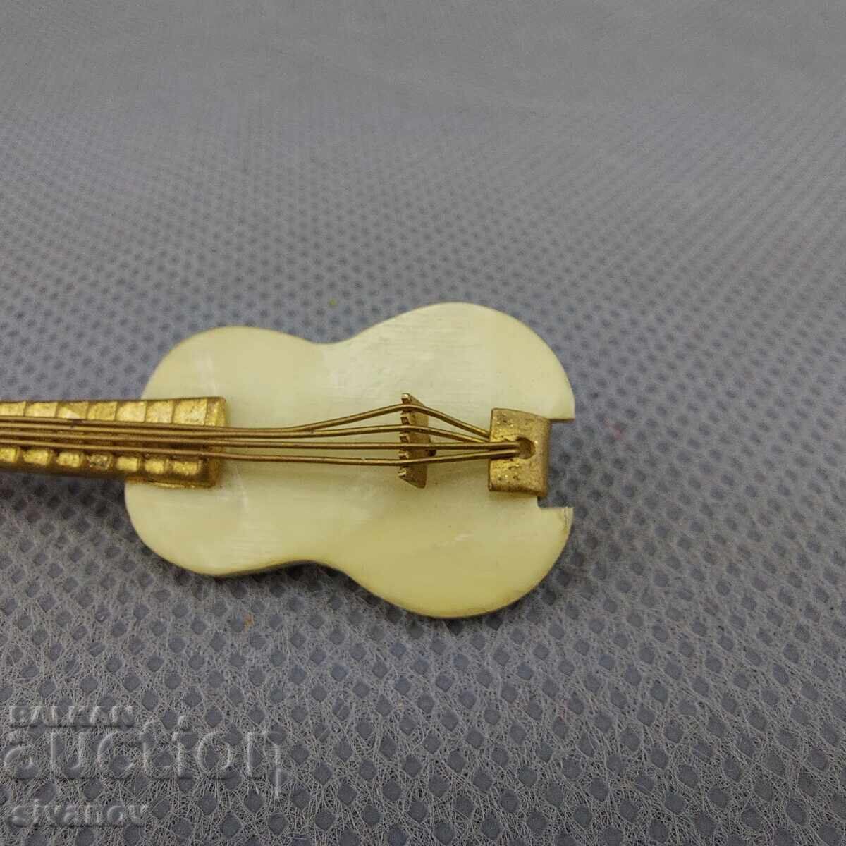 Delivery of Beautiful old brooch in the shape of a guitar #2992