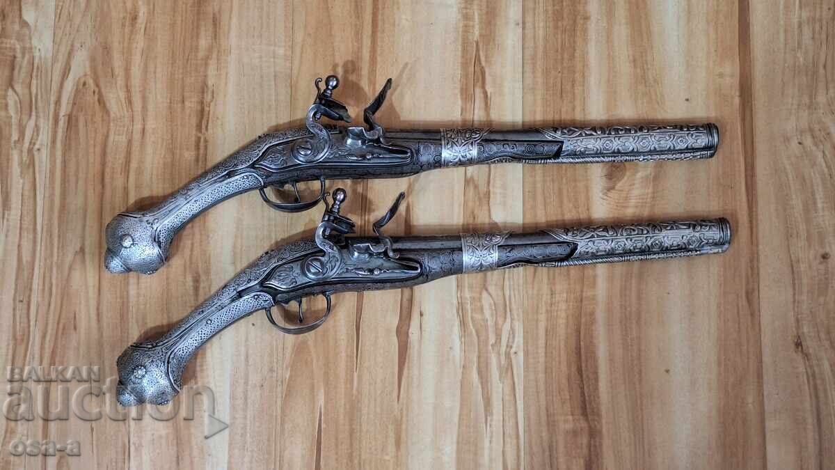 Auction  Pair of pistols, pistol, revolver, blank firing, shishane