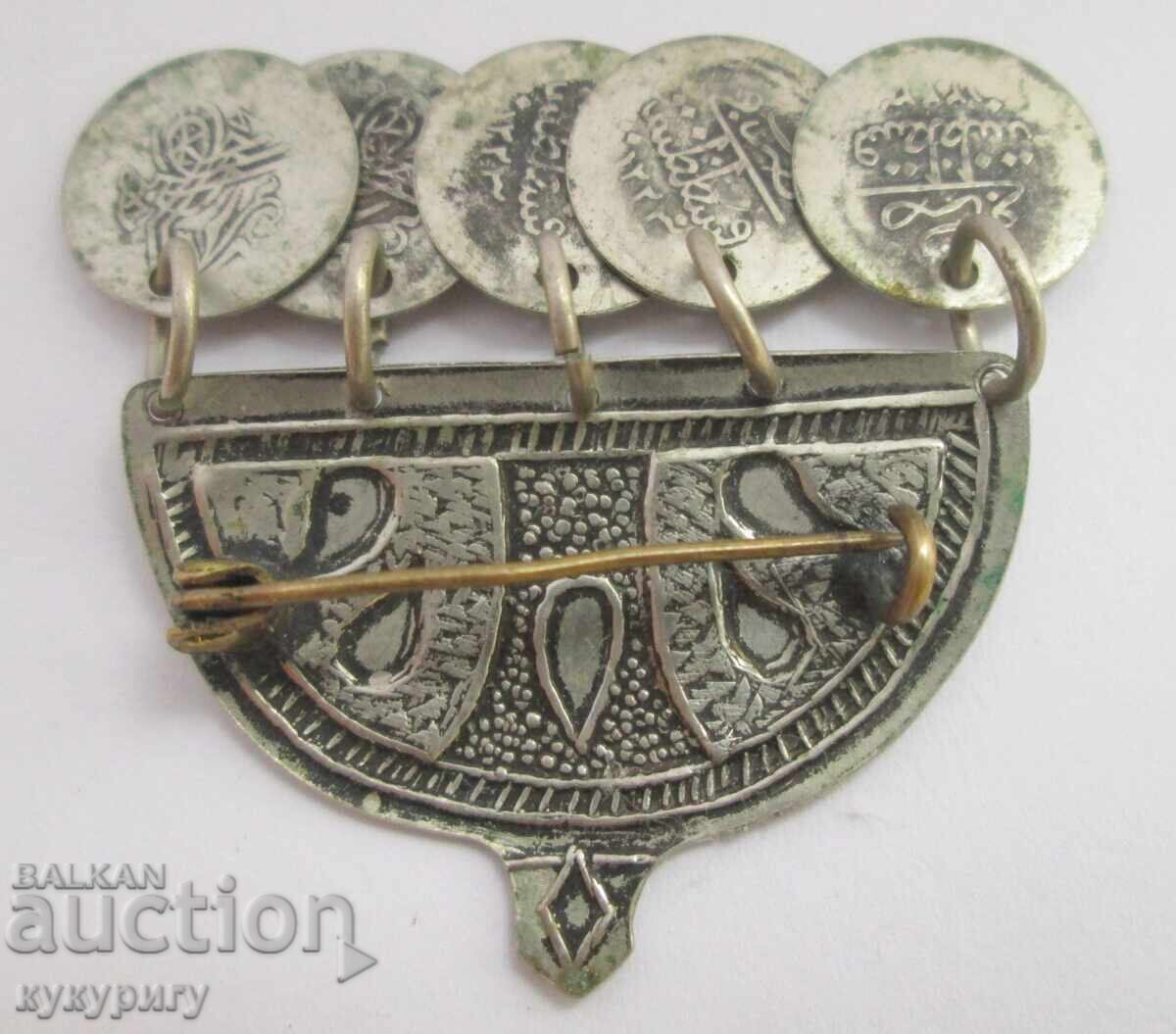 Παράδοση Παλιά γυναικεία στολή για πετσέτα, καρφίτσα, καρφίτσα με νομίσματα