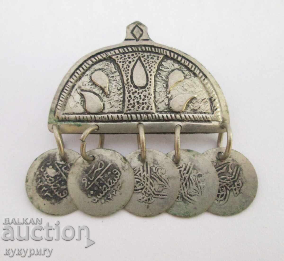 Παλιά γυναικεία στολή για πετσέτα, καρφίτσα, καρφίτσα με νομίσματα