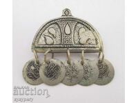 Παλιά γυναικεία στολή για πετσέτα, καρφίτσα, καρφίτσα με νομίσματα