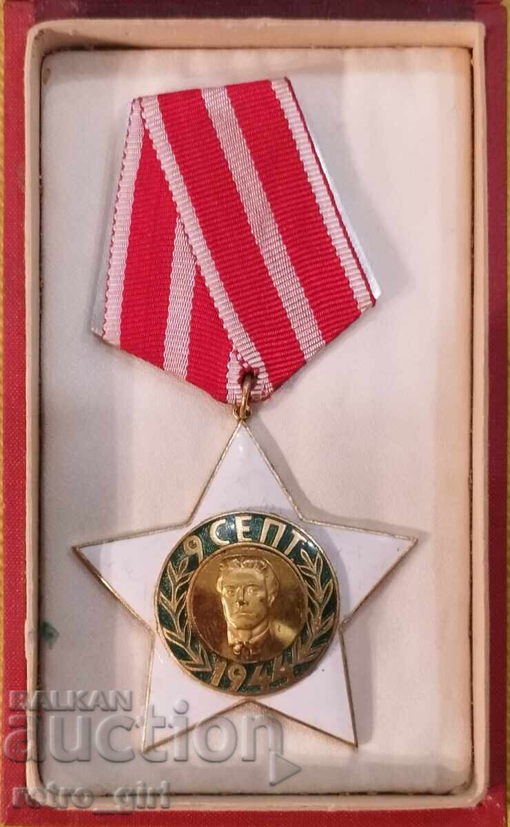 Ordinul 9 septembrie 1944, gradul 2, cu cutie cu preț 29.90 BGN | € 15.29 Ordinul 9 septembrie 1944, gradul 2, cu cutie cu preț 29.90 BGN | € 15.29