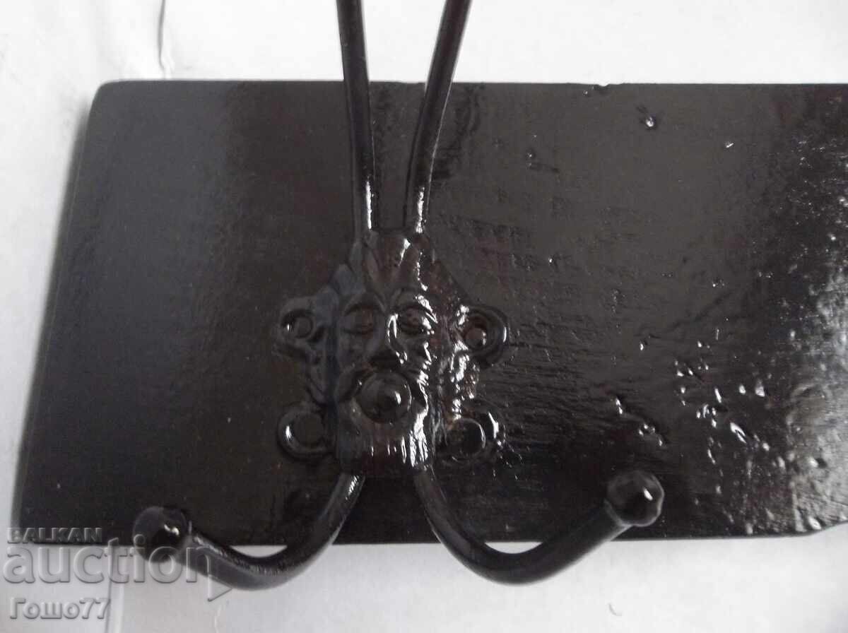 Закачалка с цена 30.00 лв. | € 15.34