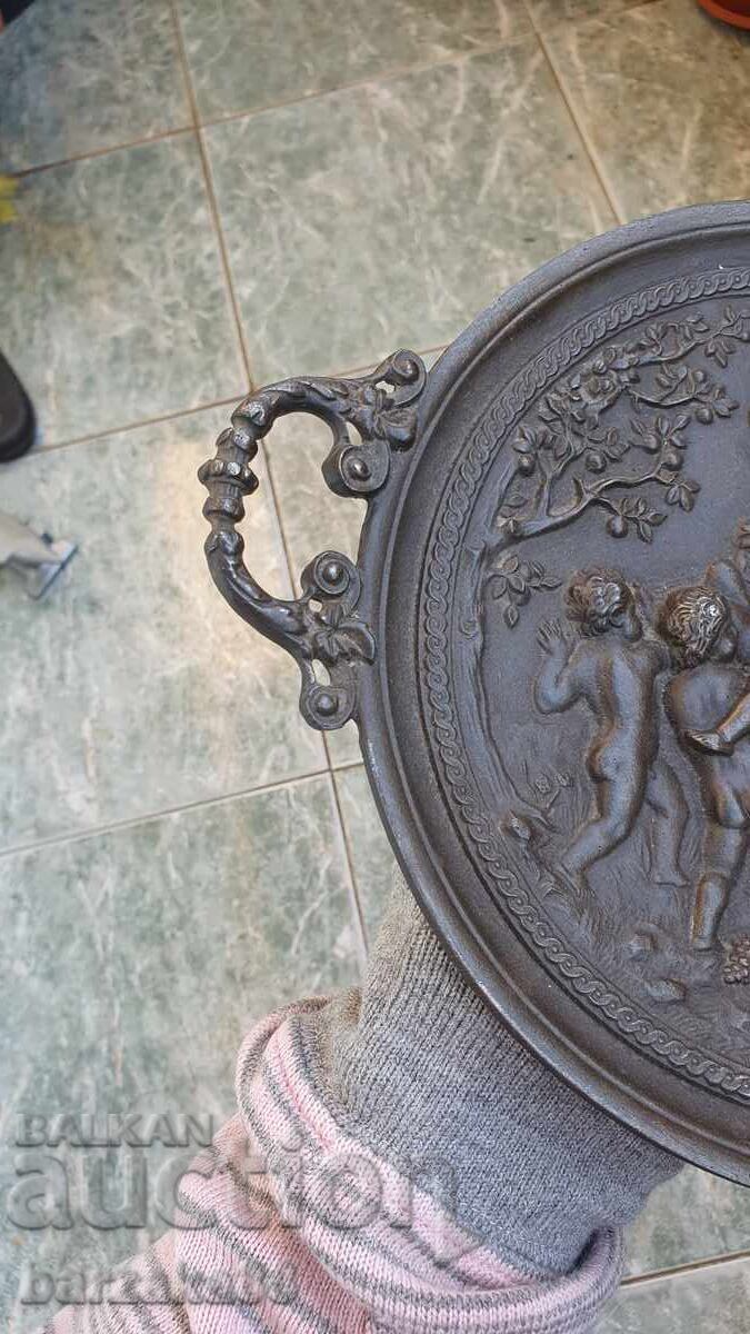 Όμορφη χυτοσιδερένια πιατέλα με διακοσμητικά με τιμή 40.00 BGN | € 20.45