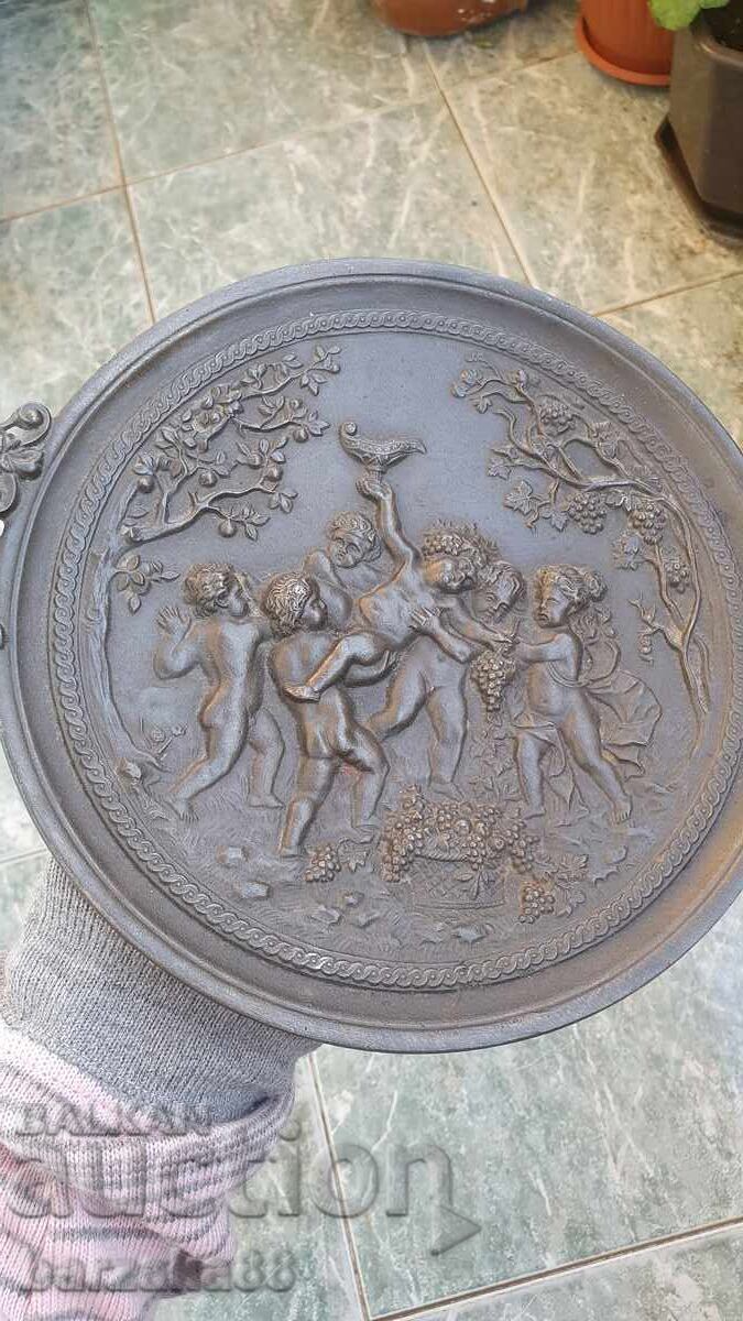 Δημοπρασία Όμορφη χυτοσιδερένια πιατέλα με διακοσμητικά