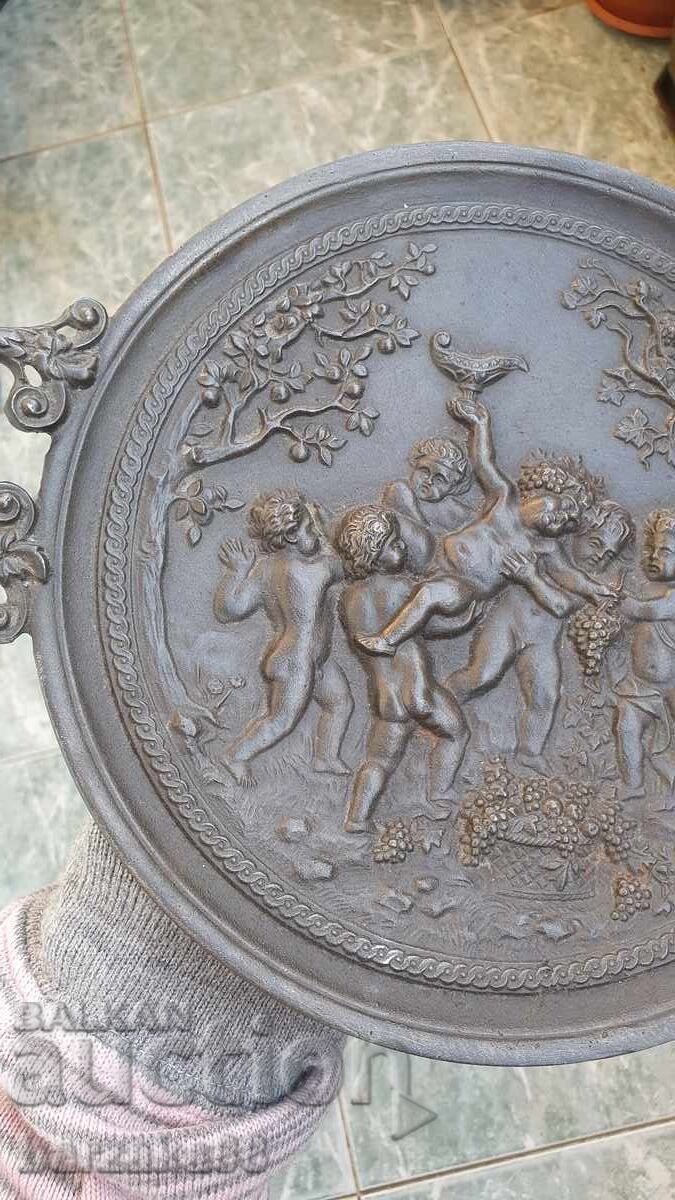 Παράδοση Όμορφη χυτοσιδερένια πιατέλα με διακοσμητικά