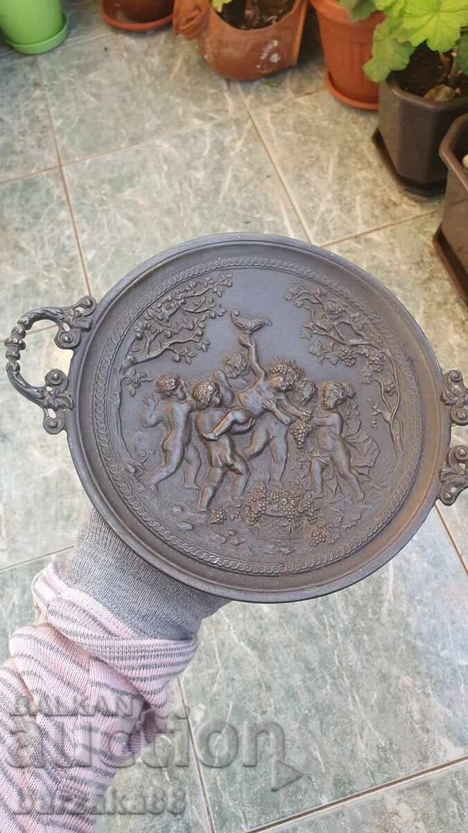 Όμορφη χυτοσιδερένια πιατέλα με διακοσμητικά