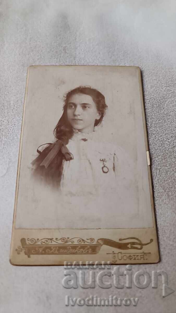 Fotografie Tineră fată cu păr lung cu fundiță Carton