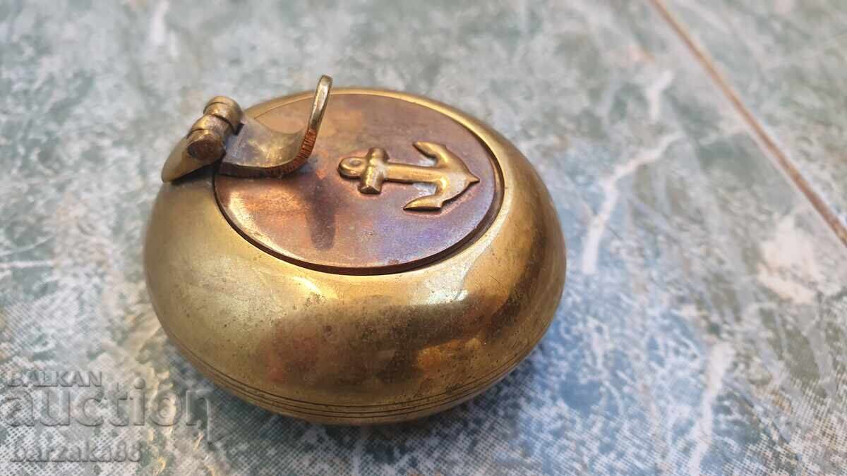 Mici scrumiere de bronz cu ancoră cu preț 15.00 BGN | € 7.67 Mici scrumiere de bronz cu ancoră cu preț 15.00 BGN | € 7.67