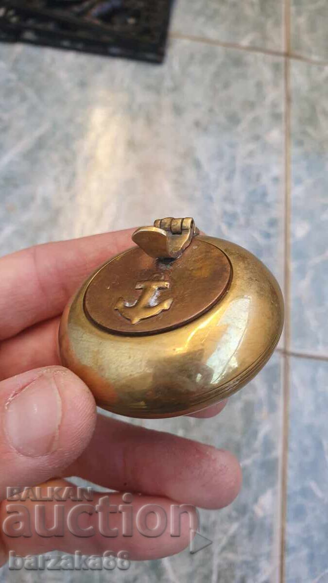 Livrarea Mici scrumiere de bronz cu ancoră Livrarea Mici scrumiere de bronz cu ancoră