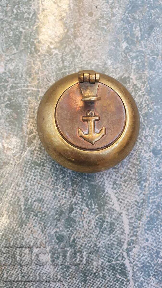 Mici scrumiere de bronz cu ancoră Mici scrumiere de bronz cu ancoră