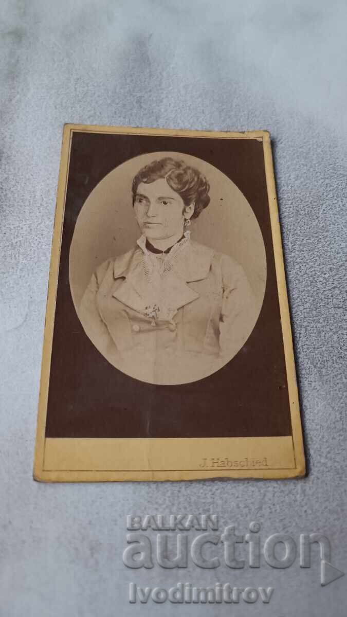 Φωτογραφία Νεαρή γυναίκα από χαρτόνι Φωτογραφία Νεαρή γυναίκα από χαρτόνι