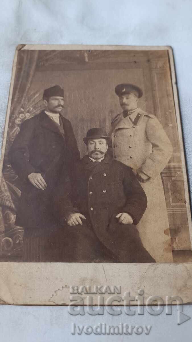 Снимка Офицер и двама мъже Картон Снимка Офицер и двама мъже Картон