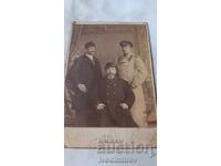 Снимка Офицер и двама мъже Картон