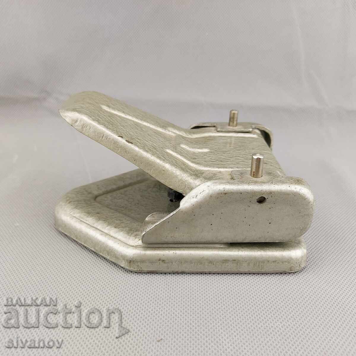 Perforator de hârtie metalic vechi cu două găuri, Polonia #3165 cu preț 19.99 BGN | € 10.22