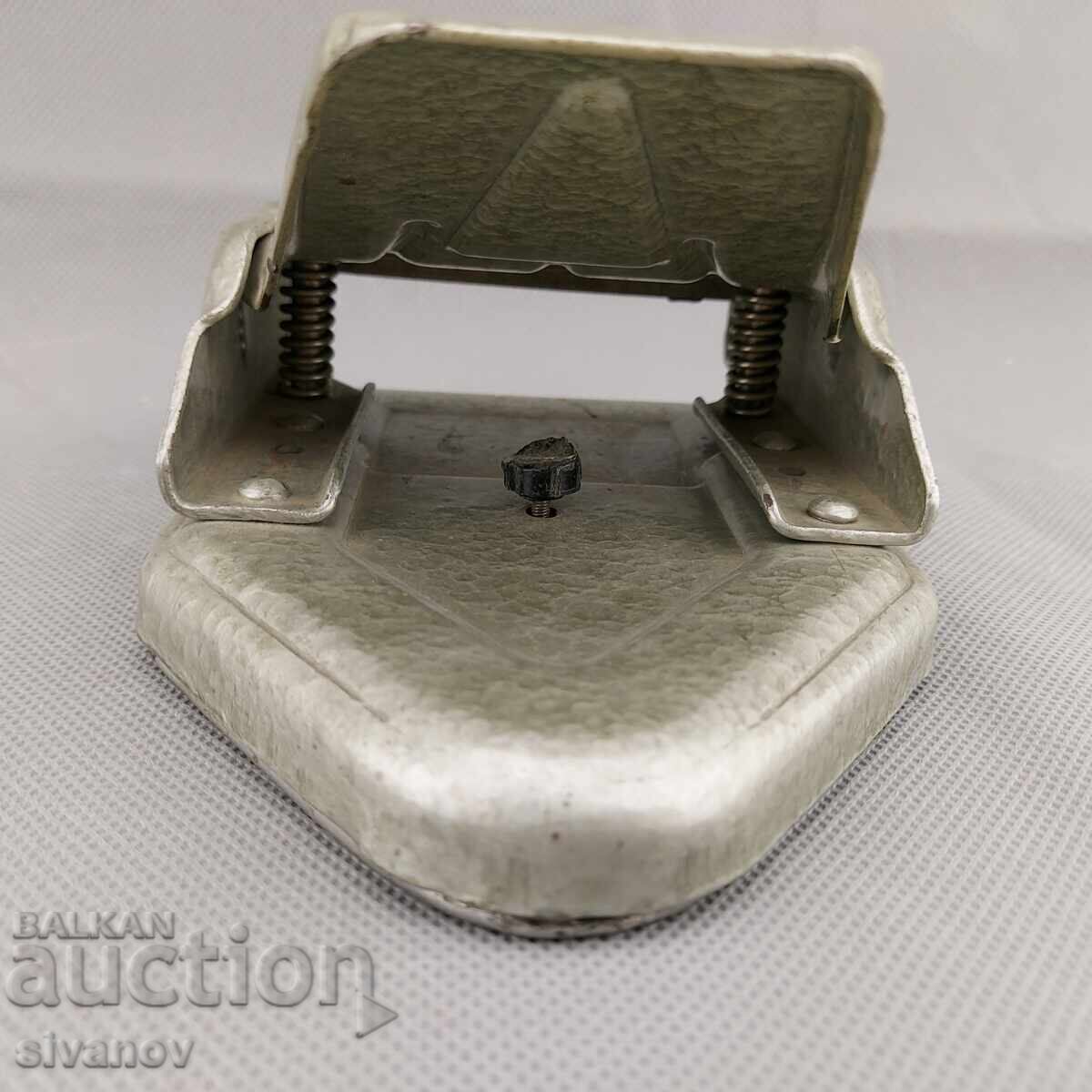 Livrarea Perforator de hârtie metalic vechi cu două găuri, Polonia #3165