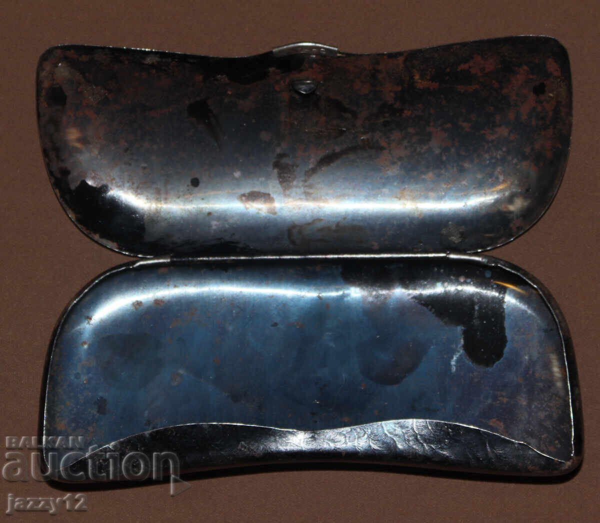 Delivery of Old metal glasses case